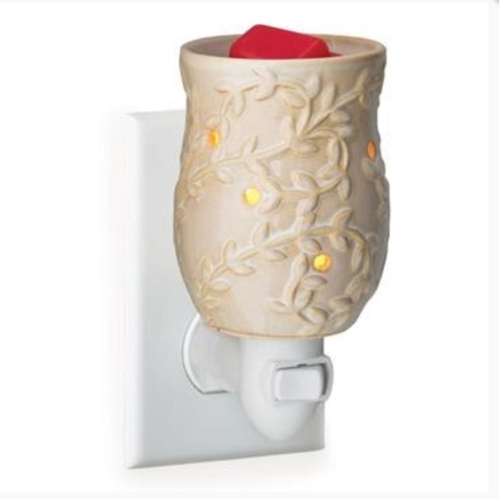 EUC Chai ceramic flower design Plug in Warmer wax melt & fragrance warmer w/bulb